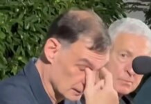Συγκινημένος ο Γιώργος Μπαρτζώκας στη Δραπετσώνα: «Ήθελα να έρθω για να αποτίσω φόρο τιμής στον πατέρα μου»