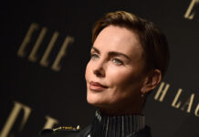Charlize Theron: Το εντυπωσιακό της χτένισμα στην πρεμιέρα της ταινίας The Odyssey