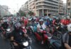 Μοτοπορεία διανομέων με καπνογόνα, κόρνες και συνθήματα στο κέντρο της Αθήνας – Στάση εργασίας την ώρα του τελικού του Μουντιάλ