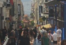 Θερινές εκπτώσεις: Πολύ αυξημένη η κίνηση στα ανοιχτά καταστήματα σε Ερμού και Αιόλου