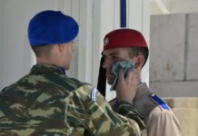 Οι Εύζωνες αγέρωχοι και ακίνητοι στον καύσωνα
