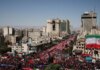 Το Ιράν κηδεύει τον Αλί Χαμενεΐ – Εκατομμύρια μαυροφορομένοι στην κηδεία του στη Μασχάντ
