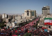 Το Ιράν κηδεύει τον Αλί Χαμενεΐ – Εκατομμύρια μαυροφορομένοι στην κηδεία του στη Μασχάντ