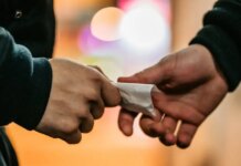 Συλλήψεις σε Γλυφάδα και Βούλα για ναρκωτικά: Προσπάθησε να κρύψει τις ουσίες ο «εγκέφαλος» της οργάνωσης