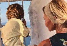 Η Τζένη Μπαλατσινού με τον γιο της στο εκκλησάκι του Προφήτη Ηλία στην Πάτμο