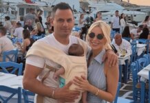 Κατερίνα Καινούργιου – Παναγιώτης Κουτσουμπής: Το άλμπουμ από τις διακοπές με την κόρη τους στην Πάρο