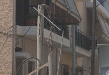Ίλιον: Φορτηγό έπεσε σε κολώνα και την «έκοψε» στη μέση – Κλειστή η οδός Δεσποτάτου Μυστρά
