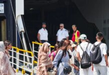 Ξεκίνησε η μεγάλη έξοδος των αδειούχων: Γεμάτα φεύγουν τα πλοία από τον Πειραιά, 100% πληρότητα στα ΚΤΕΛ και κίνηση στα διόδια