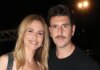 Γιώργος Γεροντιδάκης: Selfie σε αυτοκίνητο με την Ντορέττα Παπαδημητρίου να κοιτάζει σε άλλη κατεύθυνση