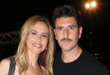 Γιώργος Γεροντιδάκης: Selfie σε αυτοκίνητο με την Ντορέττα Παπαδημητρίου να κοιτάζει σε άλλη κατεύθυνση