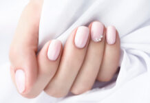 Pearl nails: Η τάση που θα σας χαρίσει το πιο λαμπερό και κομψό μανικιούρ