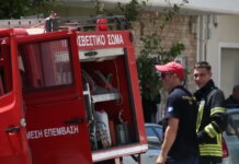 Φωτιά στα Άνω Λιόσια σε parking σπιτιού: Πάνω από 10 πυροσβέστες στην επιχείρηση για την κατάσβεσή της