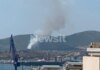 Φωτιά στη Σαλαμίνα στην περιοχή Σελίνια: Μηνύματα του 112 στους κατοίκους – «Απομακρυνθείτε προς παραλία»