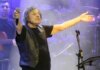 Βασίλης Παπακωνσταντίνου: Ζήτησε να σβήσουν τα καπνογόνα σε συναυλία του στην Κρήτη – «Δύο άνθρωποι κάηκαν δίπλα μας»