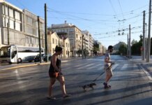 Δεκαπενταύγουστος: Πόλη «φάντασμα» η Αθήνα – Μαζική έξοδος των αδειούχων, αυξημένη η κίνηση στα λιμάνια παρά τους ισχυρούς ανέμους