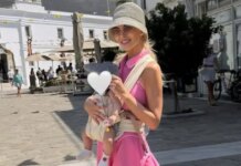 Η Κατερίνα Καινούργιου στην Παναγία Εκατονταπυλιανή της Πάρου αγκαλιά με την κόρη της – Οι ευχές στον Παναγιώτη Κουτσουμπή