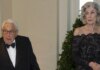 Πέθανε η Νάνσι Κίσινγκερ, σύζυγος του Αμερικανού πρώην υπουργού Εξωτερικών Χένρι Κίσινγκερ, σε ηλικία 92 ετών