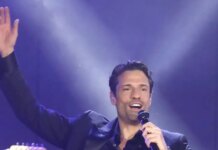 Ο Κωνσταντίνος Αργυρός βρέθηκε σε πανηγύρι στην Αστυπάλαια, πήρε το μικρόφωνο και «απογείωσε» το κέφι