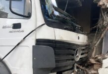 Μαγνησία: Φορτηγό «ισοπέδωσε» την είσοδο πολυκατοικίας στα Κανάλια