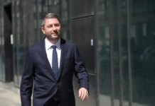 Καλά κρατεί ο «πόλεμος» ΠΑΣΟΚ – Άδωνι Γεωργιάδη για τα σπιτάκια ανακύκλωσης