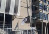 Μεσίστια σημαία για την πώληση του Κωνσταντέλια έξω απ’ την Τούμπα – «Λευτεριά στον ΠΑΟΚ» φώναξαν οι οπαδοί
