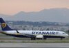 Ryanair: Ίχνη πουλιού βρέθηκαν στον κινητήρα του αεροσκάφους που έσπασε το παράθυρο και κινδύνευσε ο Σέρβος επιβάτης