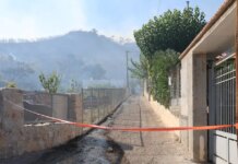 Φωτιά στη Σαλαμίνα: Κάτοικοι άκουσαν την έκκληση των δύο νεκρών για βοήθεια – Εγκλωβίστηκαν από τους καπνούς έξω από το σπίτι τους