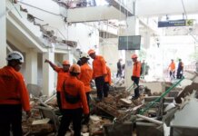 Σεισμός 7,7 Ρίχτερ στην Ινδονησία: Τουλάχιστον 38 νεκροί – Καταρρεύσεις και κατολισθήσεις, συνεχίζονται οι έρευνες για εγκλωβισμένους