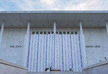 Η κυβέρνηση Τραμπ απειλεί να κατεδαφίσει το κέντρο Κένεντι αν δεν ξαναμπεί το όνομα του Αμερικανού προέδρου στην πρόσοψη