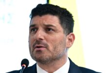 «Γαλάζια ανάπτυξη τύπου Βιολάντα»: Σφοδρή επίθεση Τεμπονέρα στην κυβέρνηση για τις καταγγελίες εργαζομένων