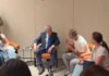 Ο Νετανιάχου υποδέχθηκε τους επιβάτες της Flydubai – Η αγκαλιά με τον «ήρωα» που φορούσε μπλούζα γεμάτη αίματα