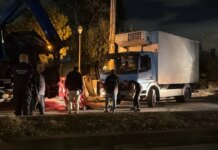 Κλειστή η Ιερά Οδός μετά από πτώση φορτηγού σε φρεάτιο