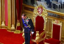Νορβηγία: Η ορκωμοσία του βασιλιά Χάακον σε εικόνες – Χωρίς τη Μέτε-Μάριτ στο πλευρό του, παρόντα τα παιδιά του