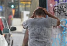 Η κακοκαιρία χτυπά με καταιγίδες και βροχές τις επόμενες ώρες: Χάρτες με τις περιοχές όπου βρίσκονται στο «κόκκινο»