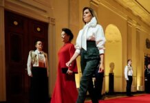 Μελάνια Τραμπ και Πενγκ Λιγιουάν: Η στιλιστική «μονομαχία» στον Λευκό Οίκο – Ο τεράστιος φιόγκος, το παντελόνι με παιώνιες και το κόκκινο της Κίνας