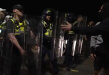 Βρετανία: Ακροδεξιοί έστησαν μπλόκο σε λεωφορεία με μετανάστες στο Πόρτσμουθ