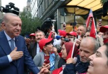 Σόου Ταγίπ Ερντογάν στη Νέα Υόρκη: Υποδοχή Μεσσία από Τούρκους στα γραφεία του ΟΗΕ