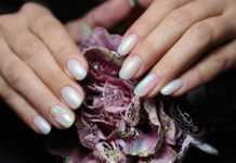 Sunglass nails: Το απόλυτο nail trend που κυριάρχησε στη NYFW