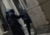 Λυών: Ξάφρισαν κοσμηματοπωλείο – Έσπασαν με σφυριά τη βιτρίνα, άρπαξαν κοσμήματα και διέφυγαν σαν κύριοι με ΙΧ