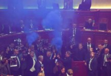 Αλβανία: Χάος στη Βουλή – Άναψαν καπνογόνα στελέχη της αντιπολίτευσης