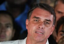 Ο Φλάβιο Μπολσονάρο αυτοανακηρύσσεται εκλεγμένος πρόεδρος από τις ΗΠΑ και καταγγέλλει «πραξικόπημα»