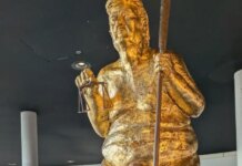 «Η Πορτοκαλί Πανώλη»: Προκλητικό άγαλμα του Τραμπ στο Ευρωκοινοβούλιο στο Στρασβούργο