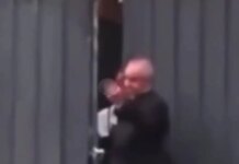 Μιλάνο: Ιερέας σήκωσε το μεσαίο δάχτυλο σε νεαρό διαδηλωτή – «Δεν έχω μετανιώσει», λέει μετά το viral βίντεο