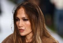 Έξαλλη η Τζένιφερ Λόπεζ σε επίδειξη μόδας – Της ζήτησαν να κλείσει την ομπρέλα ενώ έβρεχε