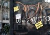 Dior, Celine, Hermès και Louis Vuitton: Γιατί οι ναοί της πολυτέλειας έγιναν στόχος οργής στη Γαλλία