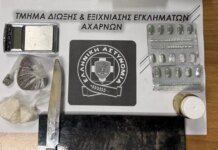 Μενίδι: Διακινούσαν ναρκωτικά πίσω από τα κάγκελα σπιτιού και σε ειδικό δωμάτιο – Τρεις συλλήψεις