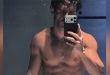 Ο Πέτρος Ιακωβίδης βγάζει selfie στον καθρέφτη και «ζαλίζει» τoυς fans του με τους κοιλιακούς του