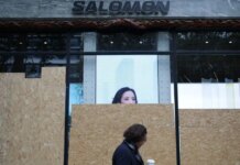 Πυρετώδεις προετοιμασίες στη Γαλλία μία μέρα πριν τις νέες διαδηλώσεις: Ντύνουν από πάνω έως κάτω με ξύλινα πάνελ τις βιτρίνες