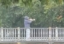 28η Οκτωβρίου: Τρομπετίστας παιανίζει τον Εθνικό Ύμνο υπό βροχή στα Τρίκαλα