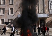 Αλβανία: Διαδηλωτές καίνε τα καθίσματα διαλόγου του Έντι Ράμα στα Τίρανα – Ενταση έξω από το υπουργείο Παιδείας